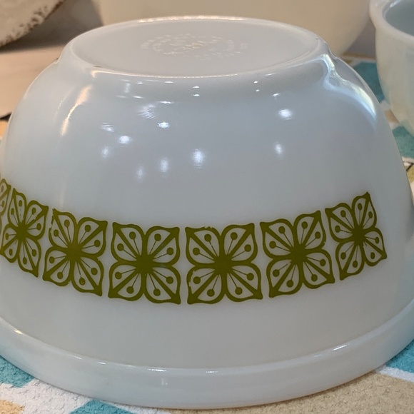 Vtg. Pyrex 1.5 qt Bowl, Autumn Floral (Verde) + NEW Retro Avocado Potholder - Picture 8 of 16